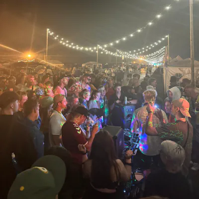 DJ-Set zwischen Zelten und Lichterketten bei Nacht